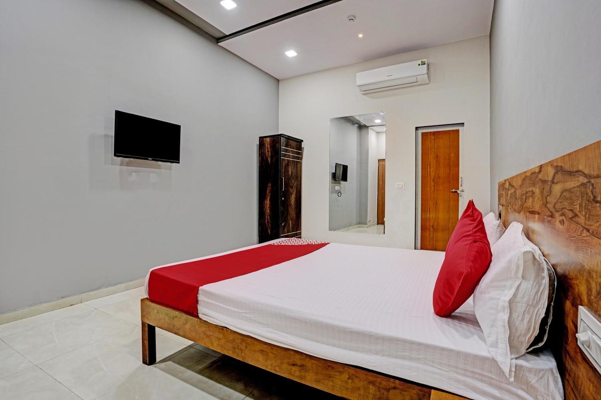 Oyo Flagship Hotel 9 苏拉特 外观 照片