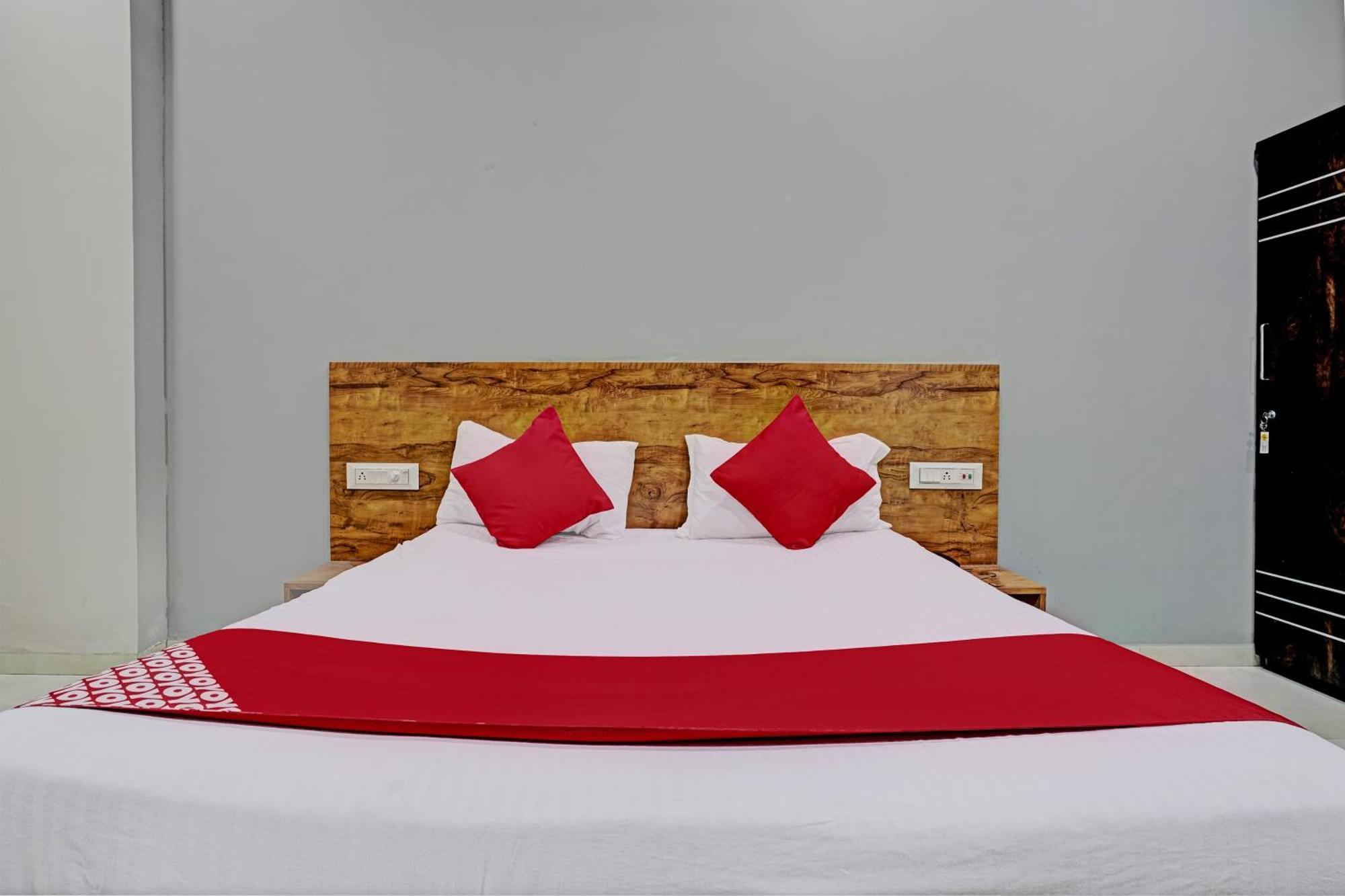 Oyo Flagship Hotel 9 苏拉特 外观 照片