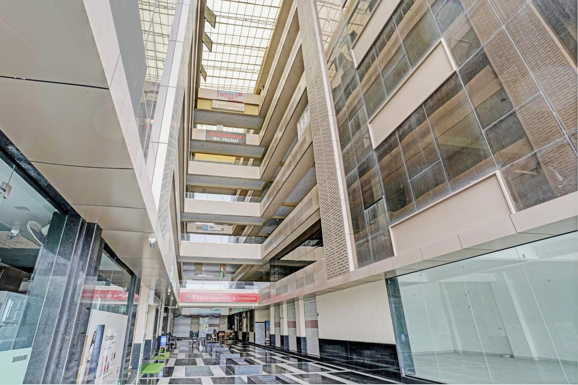 Oyo Flagship Hotel 9 苏拉特 外观 照片